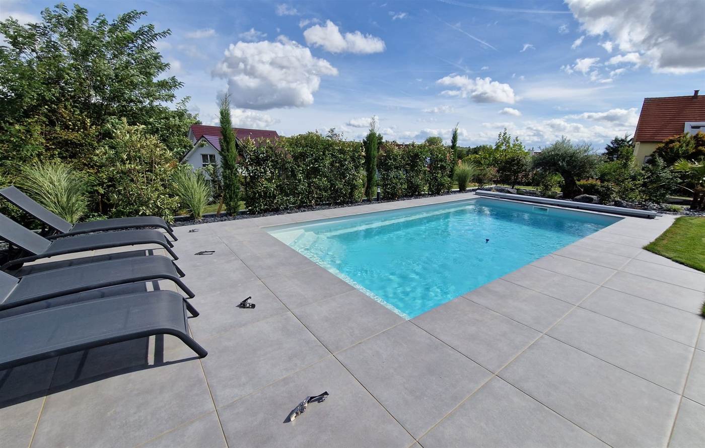 Piscine coque polyester avec terrasse et transats